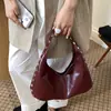 Bolsa tote texturizada transfronteiriça 2026 verão nova bolsa de mão moda bolsa de ombro com tachas grande capacidade bolsa de axila para mulheres