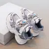Zapatos de papá para niños 2026 estilo nuevo malla transpirable personaje de dibujos animados suela gruesa antideslizante zapatos deportivos y casuales para niños
