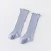 Meias compridas de over-the-knee para bebês para primavera e outono, para recém-nascidos e crianças pequenas, de caimento solto, não restritivas, cor sólida, versáteis, com bordas franzidas