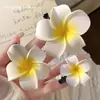 Pinza para el Cabello de Flor de Plumeria 2025 Nuevo Estilo Pasador Flor Clip para Oreja Accesorio para el Cabello de Playa Pinza Lateral para Mujer