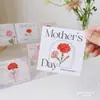 Tarjeta de felicitación para el Día de la Madre Tarjeta de mensaje Tarjeta de regalo festiva para Mamá Flor de clavel pintada a mano Floristería Flores Diseño Original