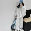 Conjunto Infantil Primavera/Outono Novo Modelo 2026: Conjunto de Cardigã com Gola Alta e Calça Jogger Cinza para Meninas do Ensino Fundamental