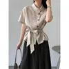 Camisa Retro Jiang Zuo com Decote Assimétrico, Cadarço e Manga Curta Feminina Verão Design Sense Nicho Solta Casual Versátil Top 6568