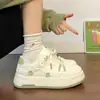 Zapatillas para niñas 2026 primavera y otoño nuevas versátiles populares de suela gruesa color verde matcha zapatos florales estudiantiles casuales zapatos blancos