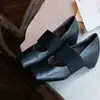 Sapatilhas retrô de bico quadrado estilo focinho de porco, de nicho, para mulheres, com aumento interno de altura e design de tira rasa