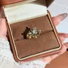 Impresionante anillo de diamantes vintage, diseño de nicho retro exquisito de lujo ligero con un toque de alta gama y artesanía intrincada