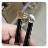 Brocha Pequeña de Hierro para Corrector con Triángulo Oblicuo para Cubrir con Precisión Surcos Lagrimales, Surcos Nasogenianos, Ojeras, Brocha de Maquillaje Sin Rastro con Pelo Animal