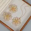 Conjunto de Metal Vintage com Flor Oca, Conjunto de Duas Peças com Colar Longo e Brincos Esculpidos em 3D de Luxo Leve, com uma Vibe Festiva