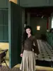 Cardigan Tricotado Jacquard com Diamantes Cor de Castanha Outono Inicial Zeng Yuer para Mulheres, Corte Justo, Estilo Curto, Versátil e Elegante para Roupa Exterior