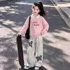 Nuevo conjunto de dos piezas de moda versátil y moderno para niñas mayores, con pantalones de pierna ancha y bordado de conejo lindo, para primavera y otoño