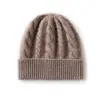 Chapéu de Cashmere 2024 Outono e Inverno Novo Feminino Cor Lisa Padrão Torcido Engrossado Quente Moderno Tricotado Casual Chapéu de Lã