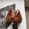 Bolsa de Ombro Woven de Couro Macio Luxo Leve para Mulheres Temporada de Outono 2025 Moda Retrô Estilo Estrangeiro Bolsa de Ombro para o Dia a Dia