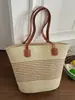 Elegante bolso de paja de gran capacidad, nuevo bolso tejido de verano 2026, bolso de hombro y para el antebrazo, moderno bolso de mujer a rayas