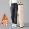 Calças de lã de cordeiro para atacado transfronteiriço, novo estilo de inverno, calças casuais com forro de fleece e espessadas para homens, corte solto, tamanho grande, calças compridas quentes com acolchoamento de algodão