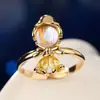 Anillo de Luz de Zirconia Incrustada en Oro Real Chapado en Cobre Transfronterizo Europeo y Americano Lujo Ligero Sensación de Alta Gama Anillo para el Dedo Joyería de Mano Versátil Fabricante Venta al por Mayor en Stock