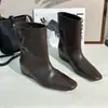 Botas femininas europeias 2026 inverno novo modelo couro legítimo sapatos femininos com aumento interno de altura, botas curtas casuais versáteis, sapatos da moda trendy