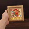 Novo Modelo 2026 Ano do Cavalo Ornamento Auspicioso Pequeno para Mesa, um Presente Essencial para Colegas, Decoração de Porta-Retrato 3D Vazado com Acessórios de Lingote