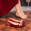 Zapatos de tacón alto puntiagudos para mujer, tacón grueso, novedad de 2023, con boca poco profunda de perla de una sola capa, zapatos de novia rojos para vestido de novia Xiuhe