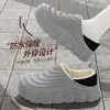 Chinelos de algodão impermeáveis e quentes para homens, adequados para uso externo no outono e inverno, com solas antiderrapantes, design que aumenta a altura e estilo casual com calcanhar fechado.. Também disponível em versão feminina