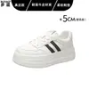 Zapatillas deportivas blancas de piel de vaca de primera capa, punta redonda, suela gruesa, para mujer, nuevo modelo casual de otoño 2026, zapatos planos para mujer