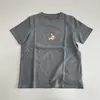 Es muy cómoda y económica, recomiendo la camiseta de manga corta con estampado de cachorros y hebilla de concha, estilo casual, holgada y con cuello redondo.