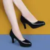 Novos sapatos plataforma à prova d'água estilo cheongsam 2026, confortáveis para longas caminhadas, couro macio, bico fino, salto fino, salto alto, preto, sapatos sociais profissionais para mulheres