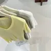 Un imprescindible para todosCamiseta básica y sencilla de manga corta con cuello en V, de tacto fresco, hecha de Lyocell, corte ajustado y que favorece la figura