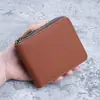 Carteira Curta Masculina Estilo Novo Transfronteiriça, Design Embossado Moderno, Múltiplos Porta-Cartões, Grande Capacidade, Porta-Moedas com Zíper, Bolsa de Mão, Porta-Cartões