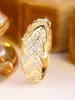 Anel Largo Europeu de Indústria Pesada Dourado com Seta em V Full Diamond Temperamento Retrô Padrão Espinha de Peixe Tridimensional Anel com Zircônia Inlaid