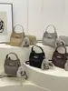 2026 Nueva Bolso Cruzado Pequeño de Moda Estilo Chanel con Patrón de Lichi para Mujer con Colgante de Conejo de Felpa de Alta Gama Bolso Cubo de Hombro