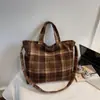 2025 Nova Bolsa Tote de Grande Capacidade para o Dia a Dia Popular Bolsa de Ombro Xadrez Bolsa Transversal Estilo Western de Nicho para Estudantes e Commuters