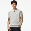 Roupas Masculinas Xintang 2026 Verão Novo Tecido de Fio de Algodão Cor Sólida Simples Gola Henley Vintage Estilo Old Money Camiseta
