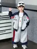 Conjunto Deportivo a Rayas Rojas para Niños de Primavera y Otoño, Elegante Conjunto de Dos Piezas Estilo Coreano para Niños, Ropa de Bebé de Moda para Exportación