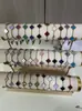 Pulsera de Trébol de Cuatro Hojas para Mujer, Lujo Ligero y Sensación de Alta Gama, Chapada en Oro de 18 Quilates, Trébol de la Suerte de Nácar por Ambos Lados, Artículo Popular Transfronterizo