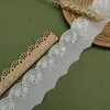 Encaje de algodón blanco personalizado al por mayor con bordes bordados para decoración hecha a mano, ribete de encaje DIY para ropa, vestidos de novia y manualidades de tela