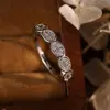 Anillo de Joyería de Mano Simple Chapado en Cobre y Plata de Alta Venta Transfronteriza Anillo Estilo Japonés Diseño de Nicho con Incrustaciones de Zirconia Anillo para Dedo Índice para Mujeres