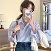 Camisa top de manga longa listrada com botões diagonais irregulares, design retrô francês estilo coreano, moda nicho para mulheres 18456
