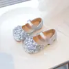 Sapatos Esportivos Casuais de Couro para Crianças 2025 Verão Novo Sapatos de Couro da Moda com Strass para Meninas Crianças Médias e Grandes Sapatos Versáteis de Cristal