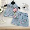 Conjunto de duas peças infantil estilo ocidental, colete jeans estampado floral, top e saia, verão 2025