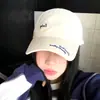 Gorra de Béisbol Suave con Bordado de Letra Simple para Mujer Estilo Nuevo de Principios de Otoño Visera Ancha Visera de Mayor Profundidad