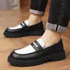 Loafers Femininos Color-Block de Solado Grosso para o Outono de 2026 Moda Contraste Preto e Branco Slip-On Salto Bloco Sapatos de Couro