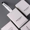 Etiqueta de ropa en stock, venta al por mayor, ropa de mujer, diseño de elevador, impresión de logotipo, etiqueta de ropa de papel especial universal de alta calidad