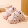 Nuevos zapatos de malla para niños 2025, diseño de dibujos animados, para niñas pequeñas, zapatillas deportivas para niños, colección de primavera, zapatillas para correr para niñas para el jardín de infantes