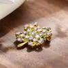 Broche Exquisito e Fashion de Zircônia Completa em Forma de Trevo de Quatro Folhas, Design Retrô Britânico, Acessório para Terno e Vestido, Corsage, Alfinete para Suéter e Casaco