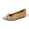Zapatos Planos de Charol con Punta Fina, Versátiles, para Mujer 2026, con Aumento de Altura Oculto, Moño y Suela Suave para Figuras Petites