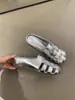 Tamancos Nicho Inspirados em Design 2025 Novos Mules Franceses Retrô Tecidos Vazados Slip-On com Aumento Interno de Altura