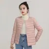 El mismo estilo de chaqueta ligera de plumón con forro interior, adecuada para deportes al aire libre transfronterizos, presenta un cuello redondo de alta calidad que se puede convertir en un top de cuello en V.
