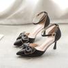 Sandálias Elegantes de Salto Agulha para Celebridades com Laço Doce e Biqueira Fechada Femininas 2024 Novas Sapatos Pontudos para Madrinhas Verão