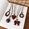 Cadena de suéter con lazo en forma de corazón de estampado de leopardo retro, un diseño único y elegante, con un collar largo geométrico de color café, creando un accesorio chic y atmosférico para mujer
