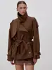 Popular gabardina corta transfronteriza europea y americana para mujer con solapa grande, doble botonadura, cinturón de corbata, charreteras y una silueta entallada para figuras petite.